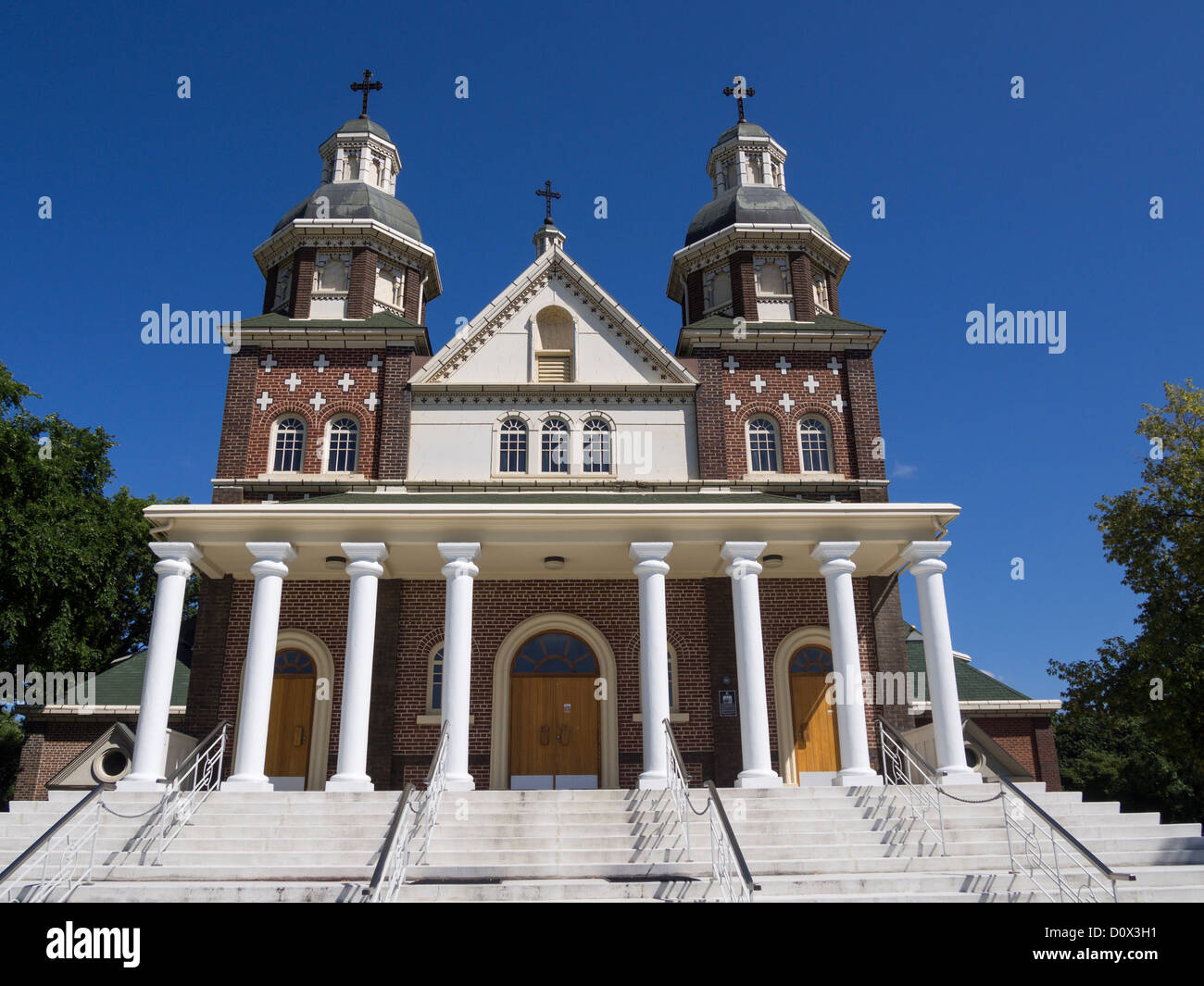 Vor dem Eingang Schritte, um die ukrainische katholische Kathedrale. Breite Stufen und strahlend weißen Spalten unten Zwillingstürme Stockfoto