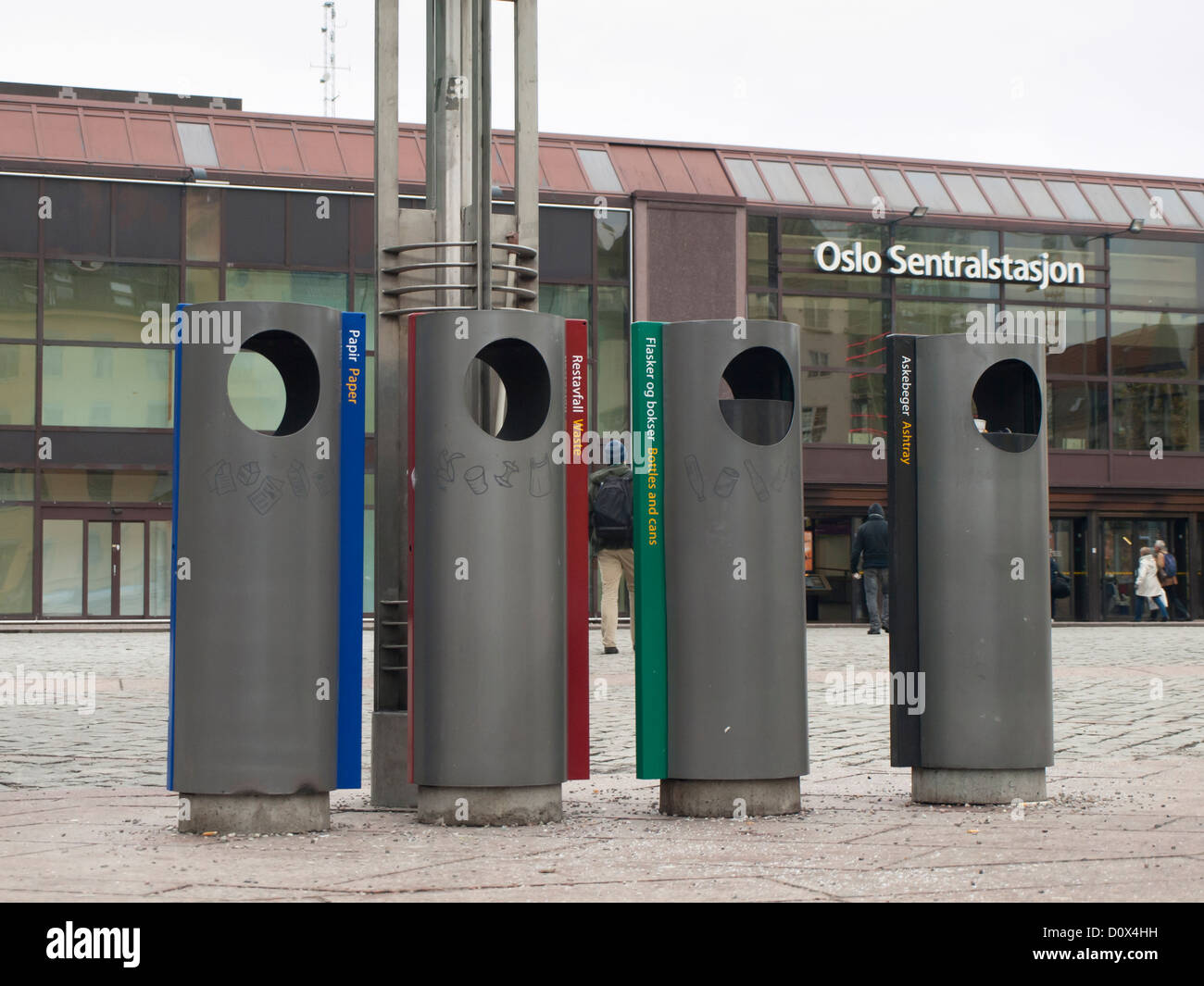 Abfallentsorgung, vier Kategorien von vor dem Hauptbahnhof in Oslo Norwegen wählen Stockfoto