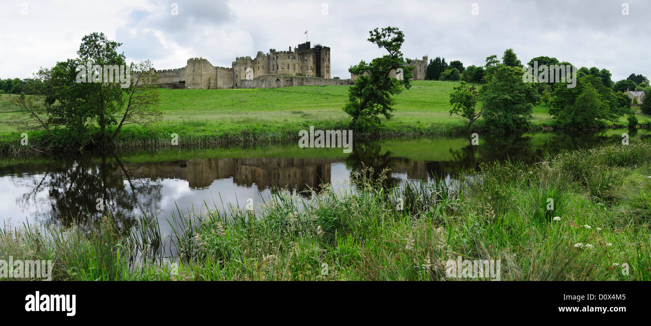Panoramabild von Alnwick Castle spiegelt sich im Fluss Aln - Northumberland - Großbritannien - Vereinigtes Königreich - Europa Stockfoto