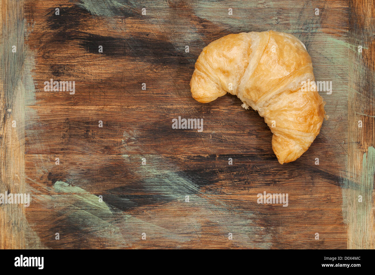 Croissant Rollen auf eine Holzplatte gemalt grunge Stockfoto