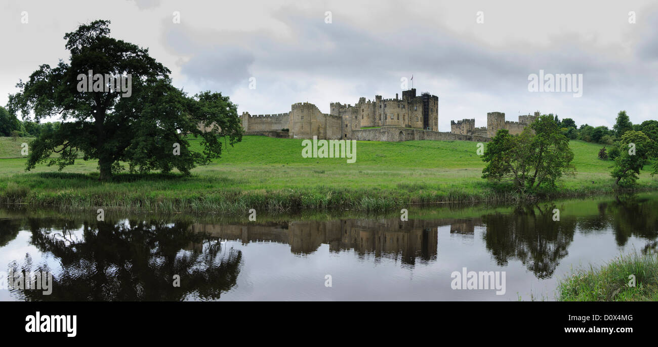 Panoramabild von Alnwick Castle spiegelt sich im Fluss Aln - Northumberland - Großbritannien - Vereinigtes Königreich - Europa Stockfoto
