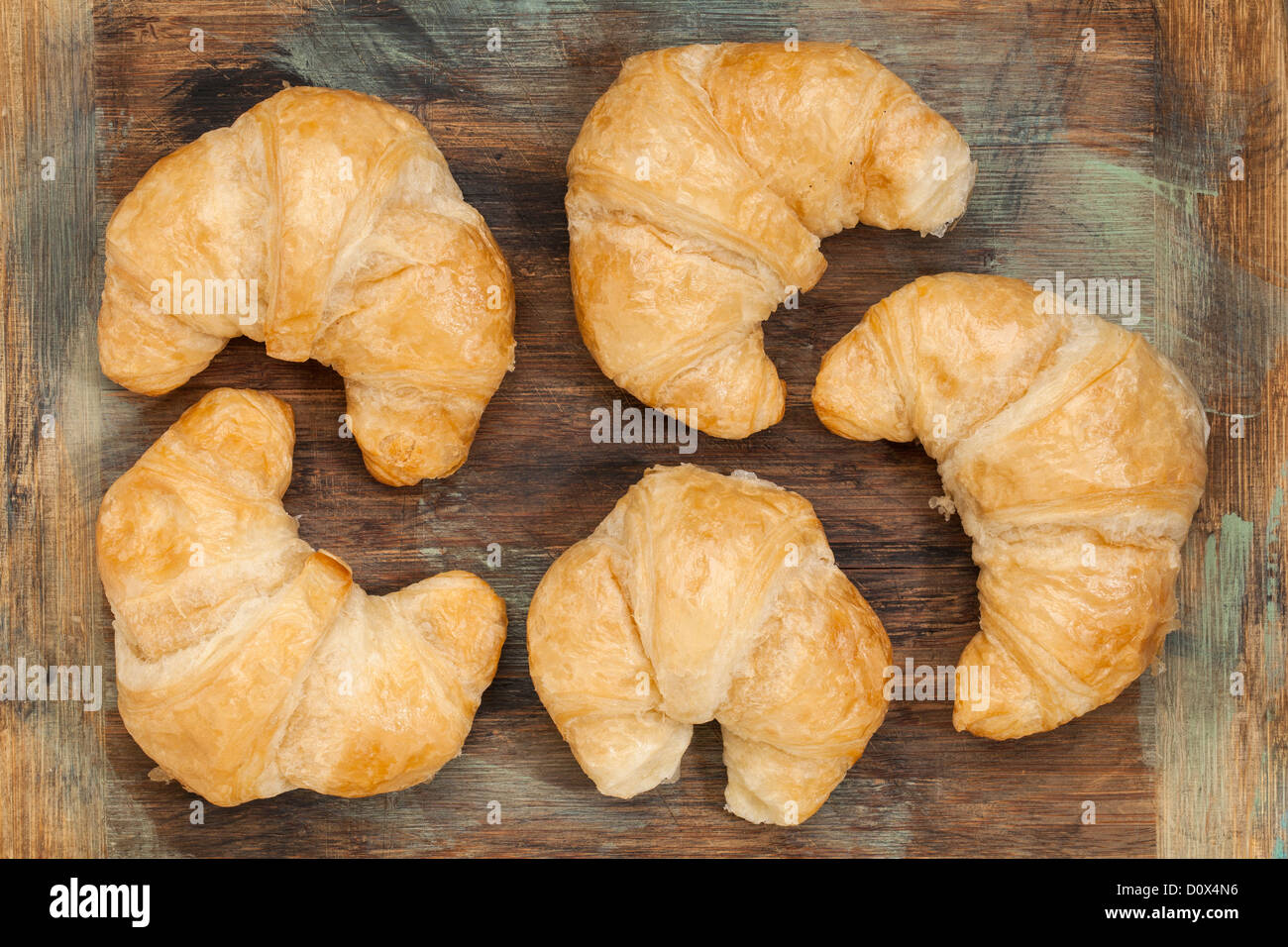 Croissant Brötchen auf eine Holzplatte gemalt grunge Stockfoto
