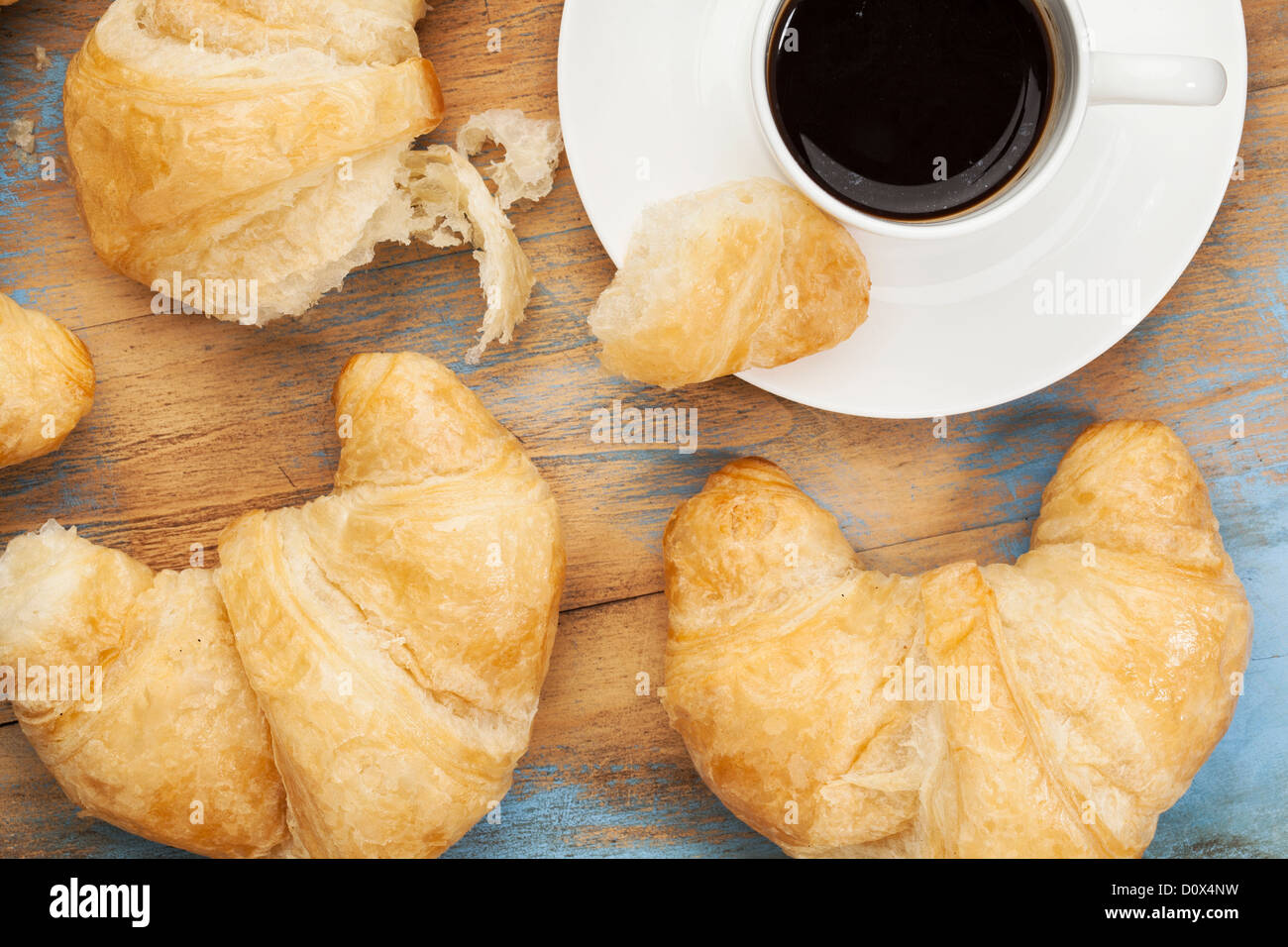 Croissants und Kaffee auf Grunge lackiertem Holz Stockfoto