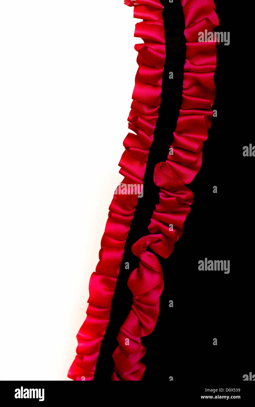 Rote Schleife auf schwarz und weißen Hintergrund isoliert Stockfoto