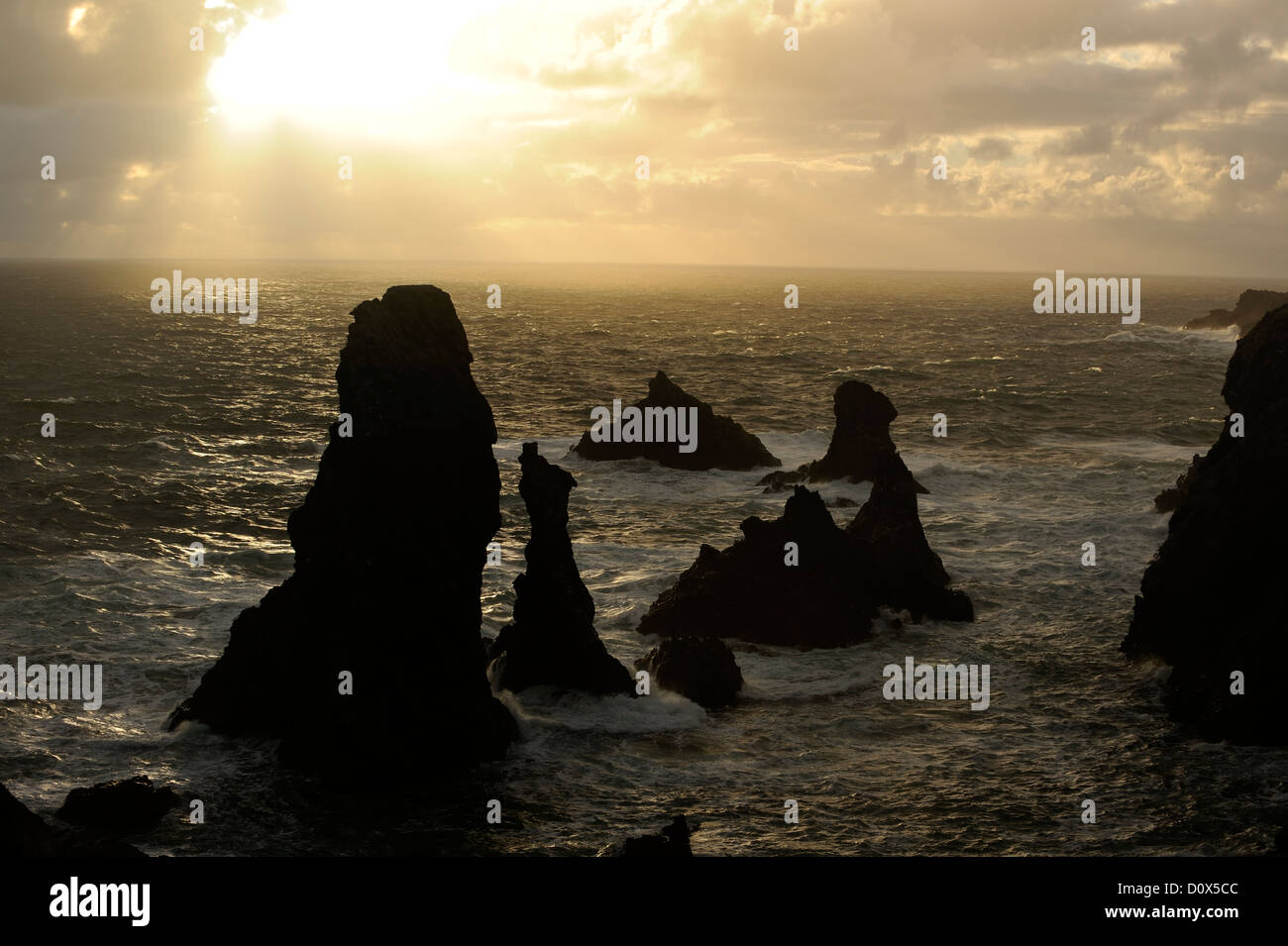 Sonnenuntergang in der Bretagne auf Belle Ile, Les Aiguilles de Port Coton, Atlantik, die größte Insel in der Bretagne, Morbihan, Frankreich Stockfoto