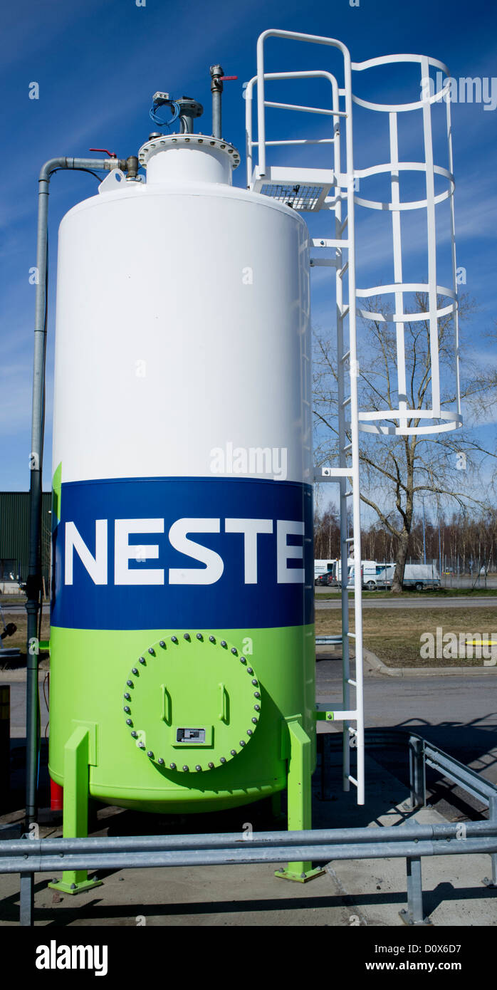 Erdgas-Tank ( CNG , LCNG ) für Auto-und LKW-Betankung an der Tankstelle, Neste Oil Logo , Finnland Stockfoto