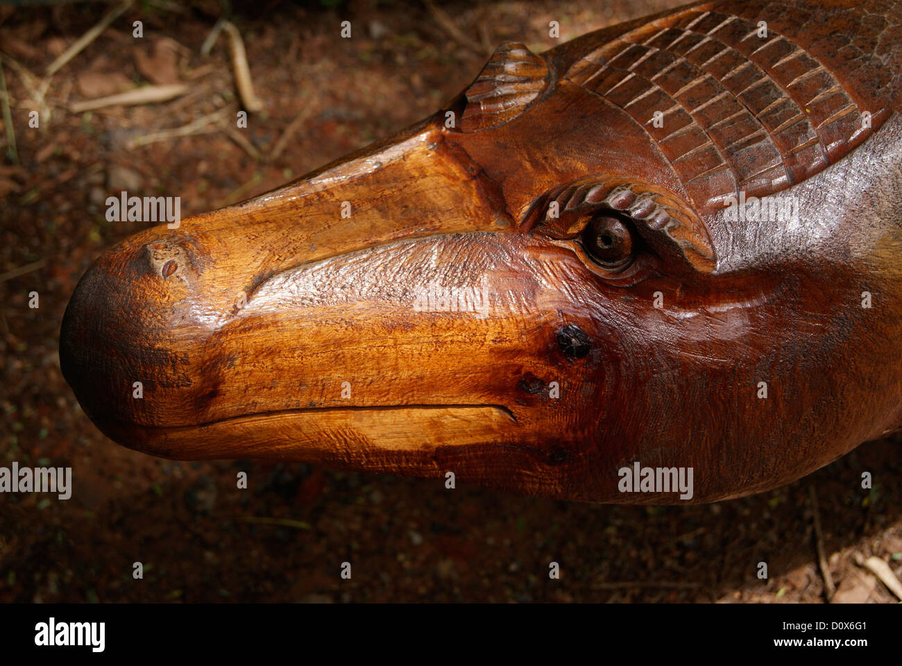 Holz geschnitzte Skulptur Krokodil im Zoo von Trivandrum in Kerala Indien Stockfoto