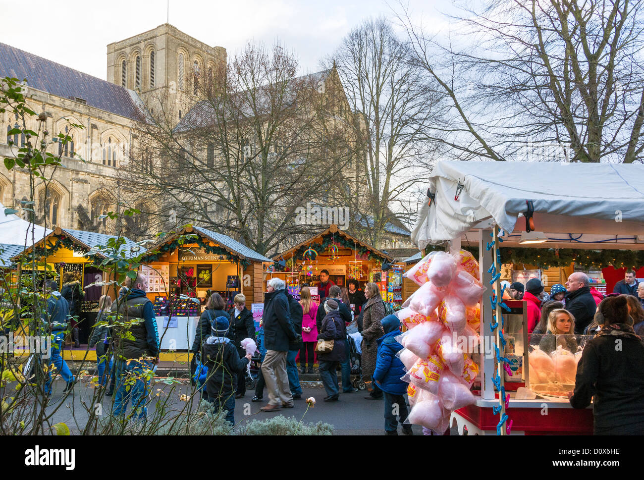 Winchester Weihnachtsmarkt befindet sich neben der Kathedrale von Winchester in Hampshire, England, UK Stockfoto
