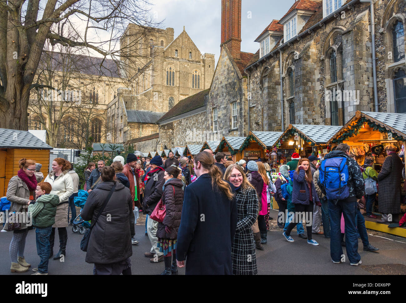 Winchester Weihnachtsmarkt befindet sich neben der Kathedrale von Winchester in Hampshire, England, UK Stockfoto