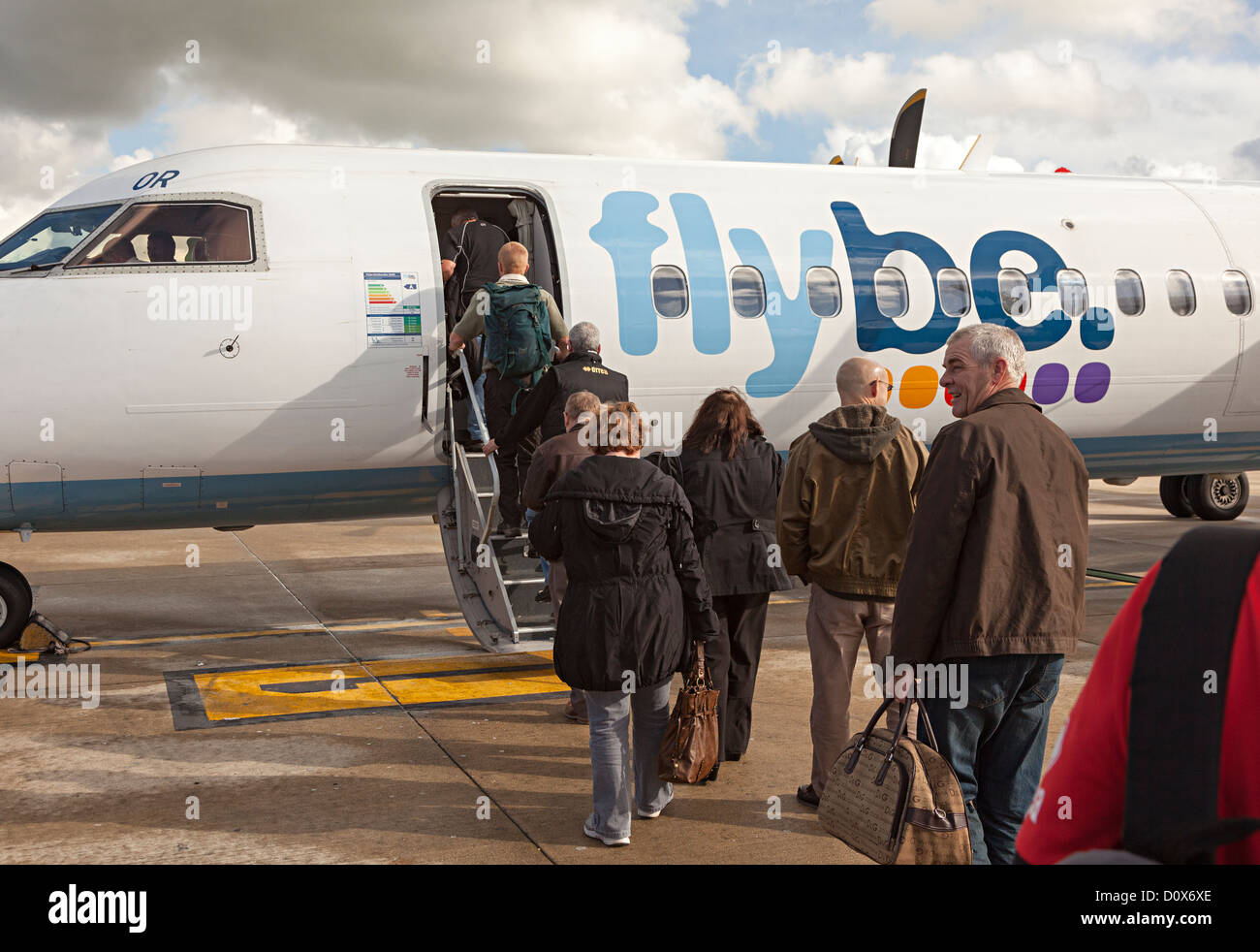 Passagiere, die immer auf eine Ebene Flybe bei Bristol Flughafen, England, UK Stockfoto