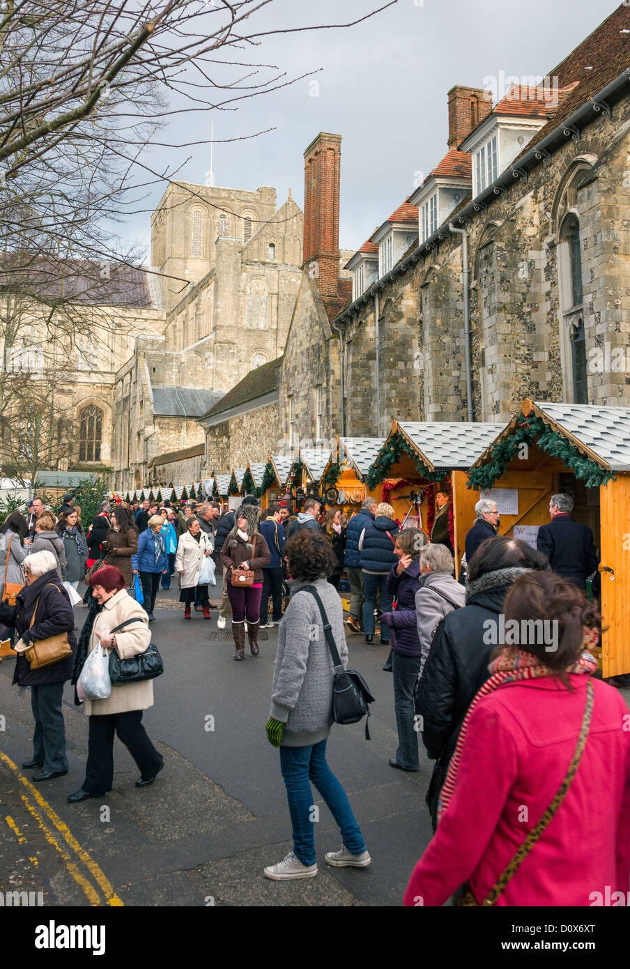 Winchester Weihnachtsmarkt befindet sich neben der Kathedrale von Winchester in Hampshire, England, UK Stockfoto