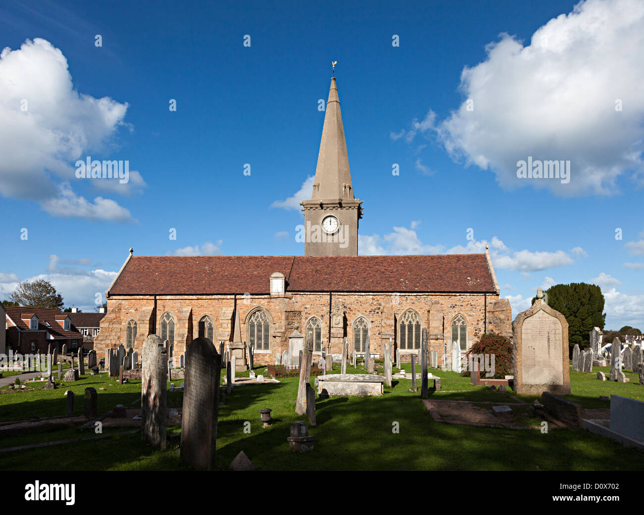 St.-Martins Kirche mit Kirchturm-Uhr am Mittag, St Martin, Jersey Stockfoto