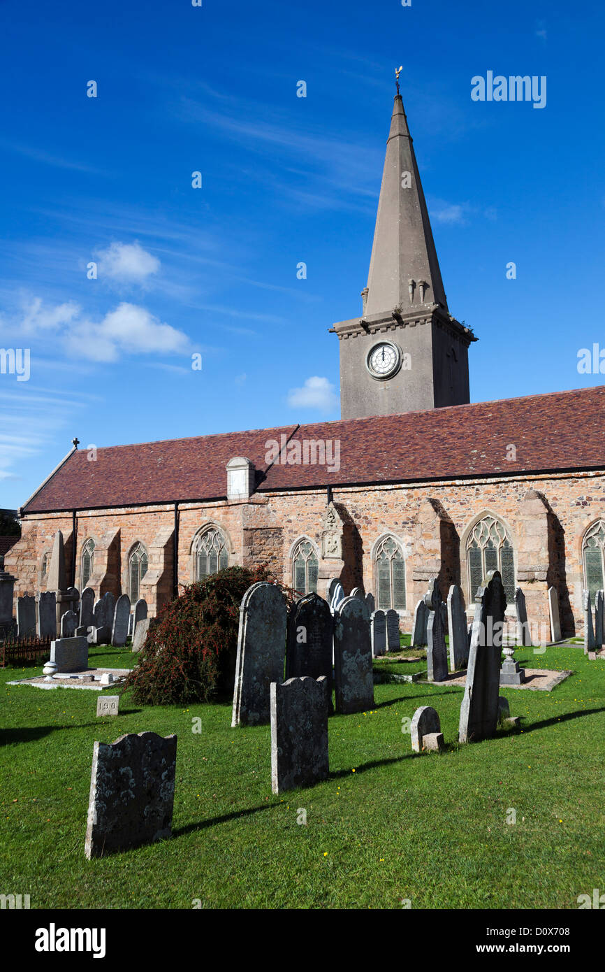 St.-Martins Kirche mit Kirchturm-Uhr am Mittag, St Martin, Jersey Stockfoto