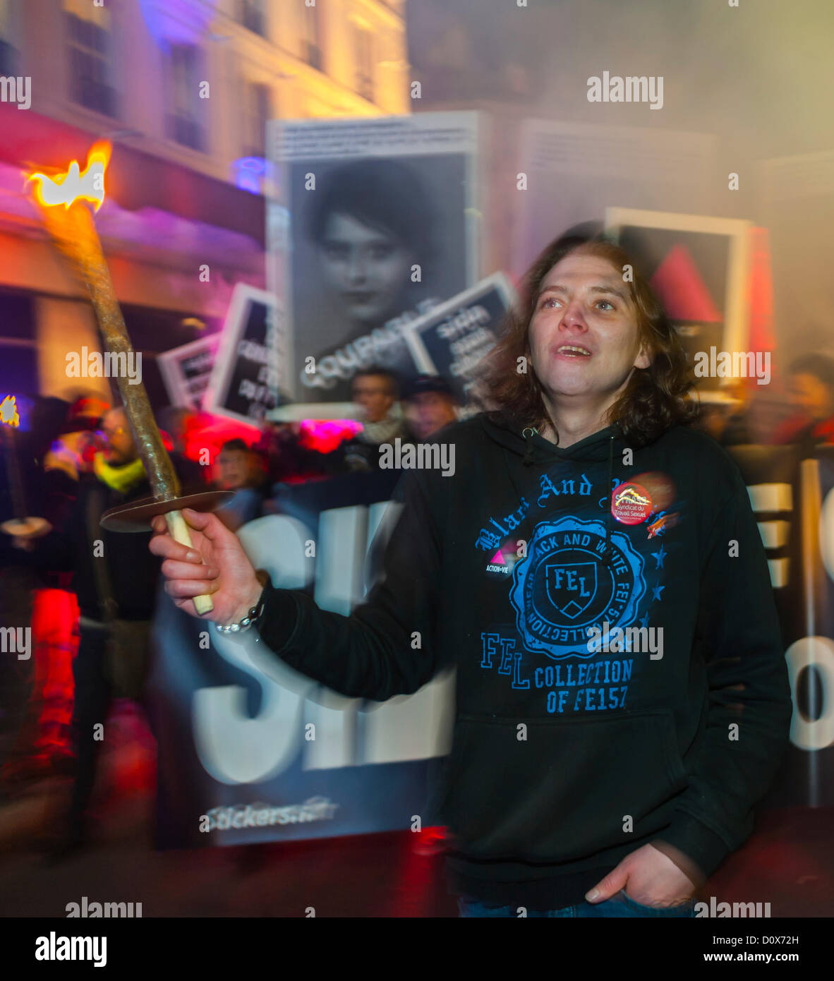 Paris, Frankreich, Aidsaktivisten von Act Up Paris, bei der öffentlichen Demonstration der Association, für den 1. Dezember, Veranstaltungen zum Welt-Aids-Tag, Marsch in der Nacht, Fackellauf, Gesundheitswesen, Menschenrechte Stockfoto