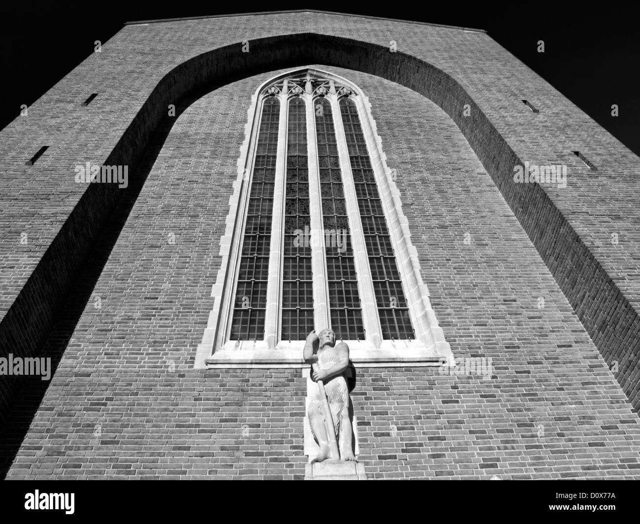 Eric Gill "St. Johannes der Täufer" über dem südlichen Tor der Kathedrale-Kirche des Heiligen Geistes von Sir Edward Maufe entworfen. Stockfoto