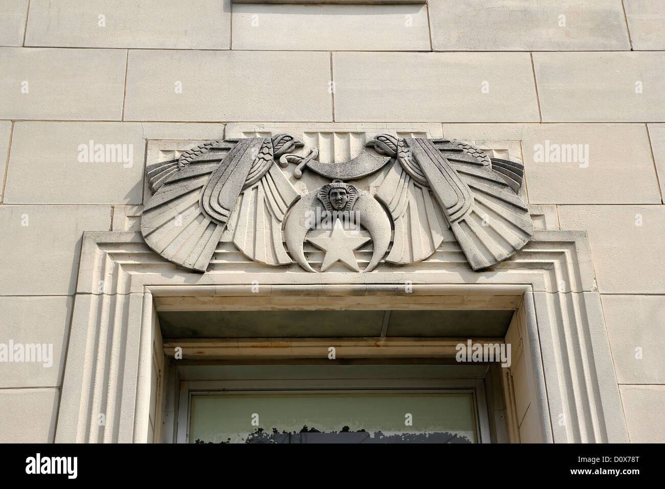Detail eines ungewöhnlichen Gebäude in Macon Georgia, im Art-Deco-Stil und mit ägyptischen Motiven. Stockfoto Detail eines ungewöhnlichen Gebäude in Macon Georgia, im Art-Deco-Stil und mit ägyptischen Motiven. Stockfoto