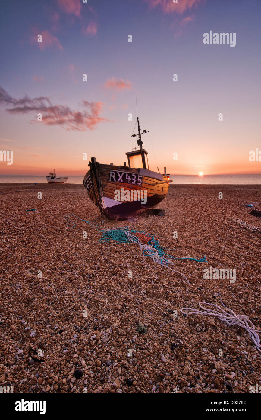 Ein hölzernes Fischerboot im Morgenlicht. Dungeness, Kent, England Stockfoto