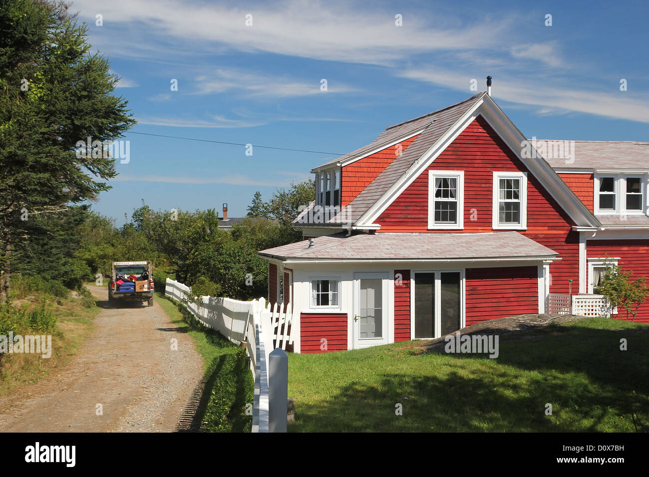 Ein LKW weitergibt ein rotes Haus Monhegan Island, Maine Stockfoto