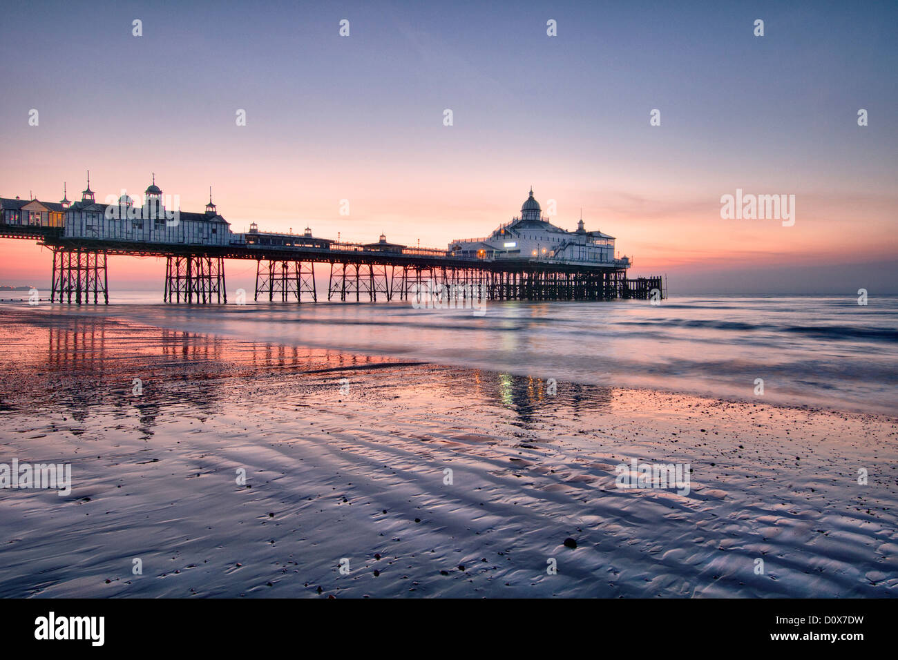 Einen schönen Sonnenaufgang bei Eastbourne Pier, East Sussex, England Stockfoto