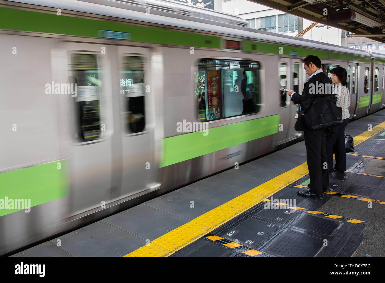 Pendler warten auf den Zug in Shin Okubo Station in Tokio, Japan Stockfoto