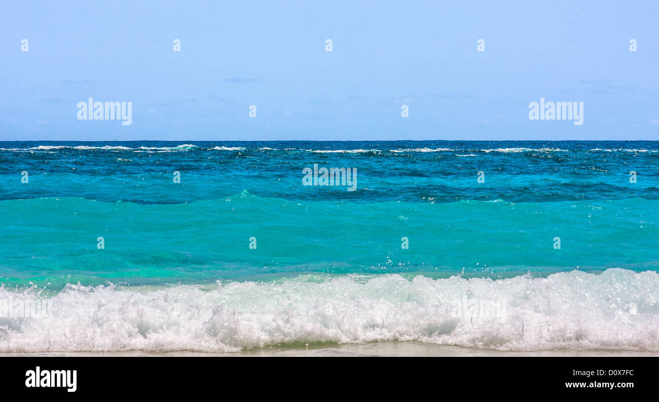 Den Atlantischen Ozean von Elbow Beach, Bermuda aus gesehen Stockfoto