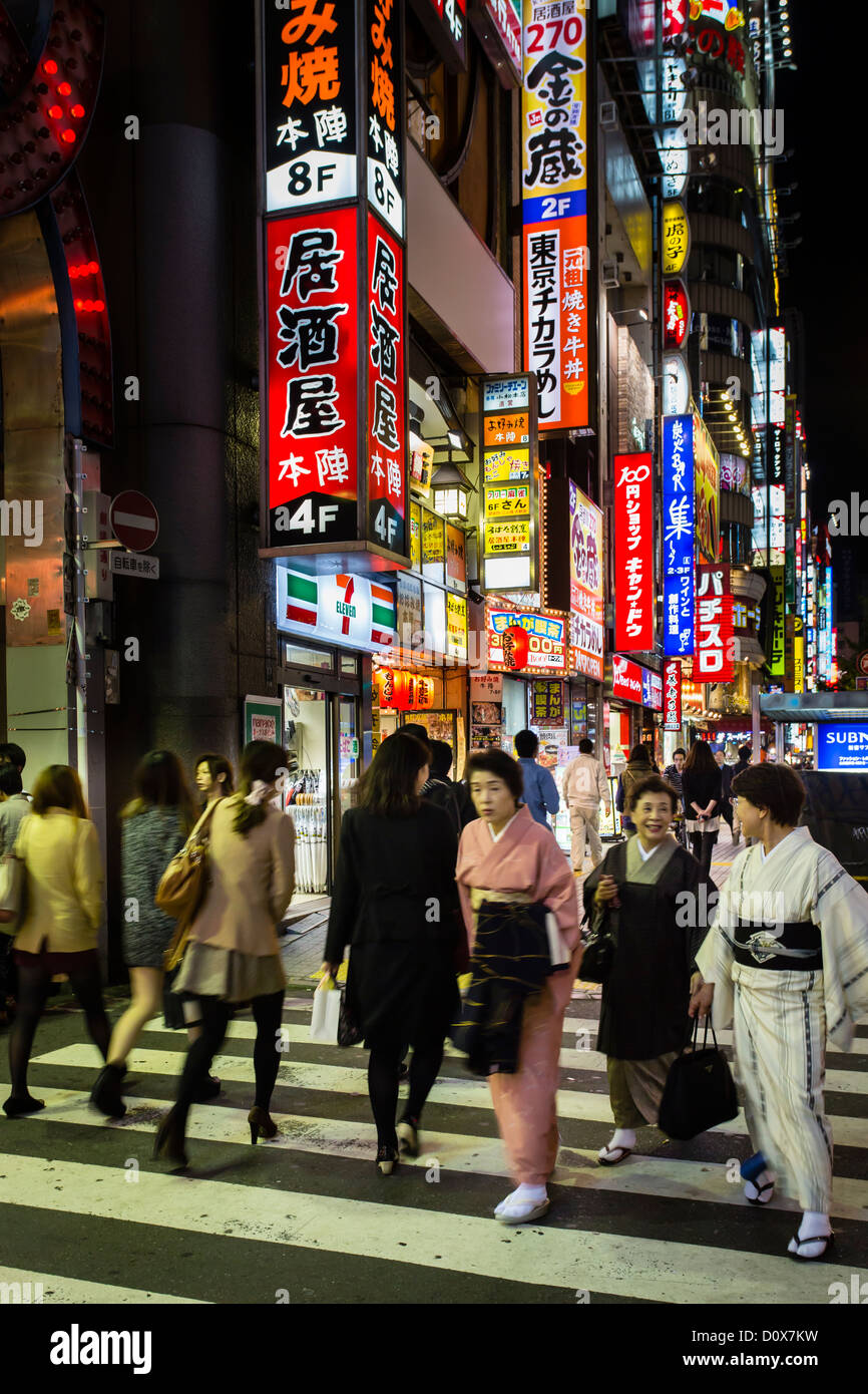 Frauen, die traditionell in Kimono gekleidet gehen für eine Nachtwanderung in den japanischen Bezirk Shinjuku Stockfoto