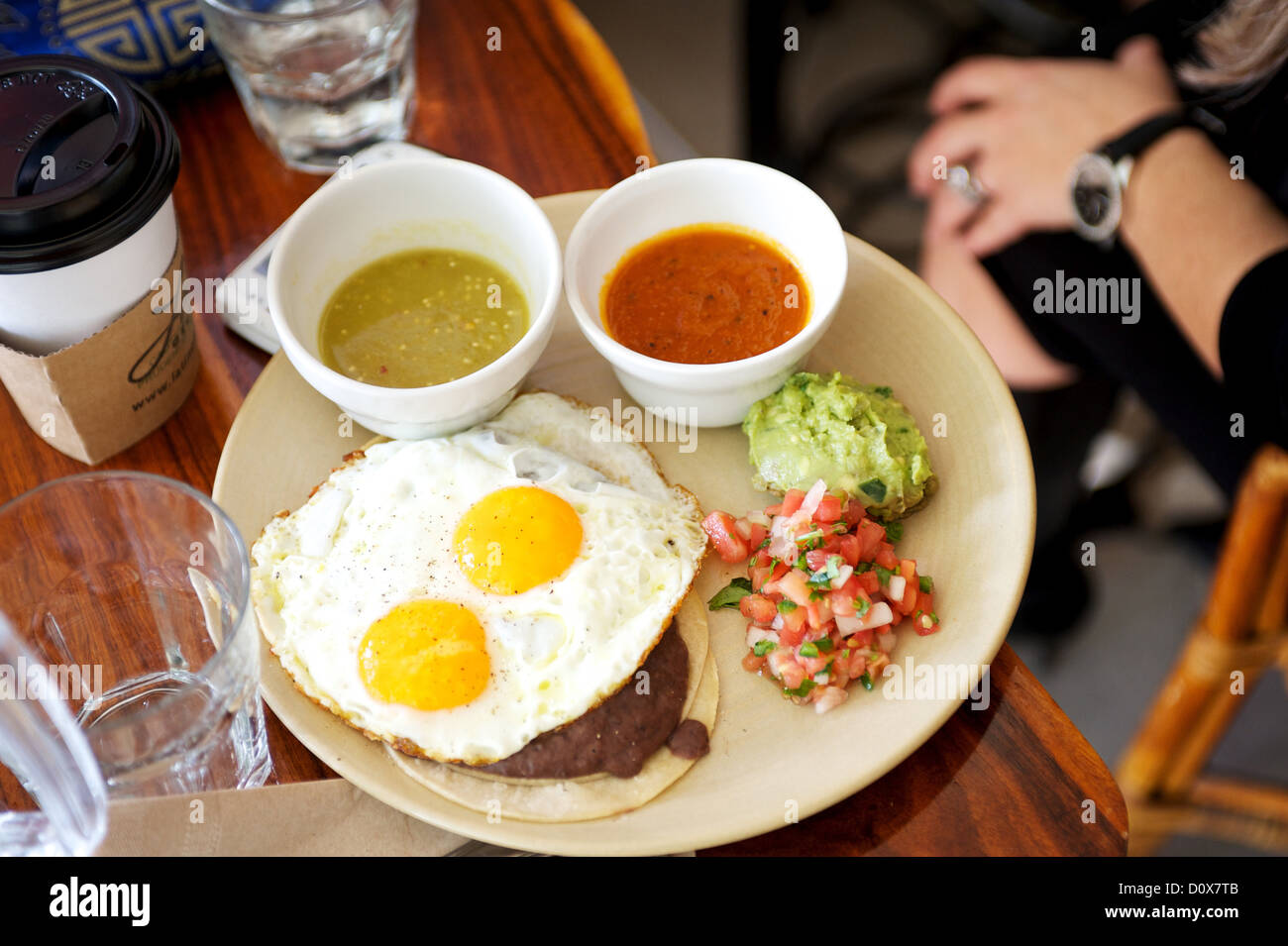 Mexikanisches Frühstück Huevos Rancheros. Eiern, Salsa, Guacamole, traditionelles mexikanisches Frühstück in einem Restaurant. Stockfoto