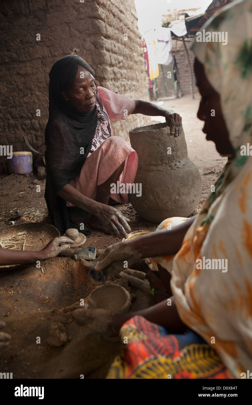 Frauen arbeiten in einer Töpferei in Doba, Tschad, Afrika kooperative. Stockfoto