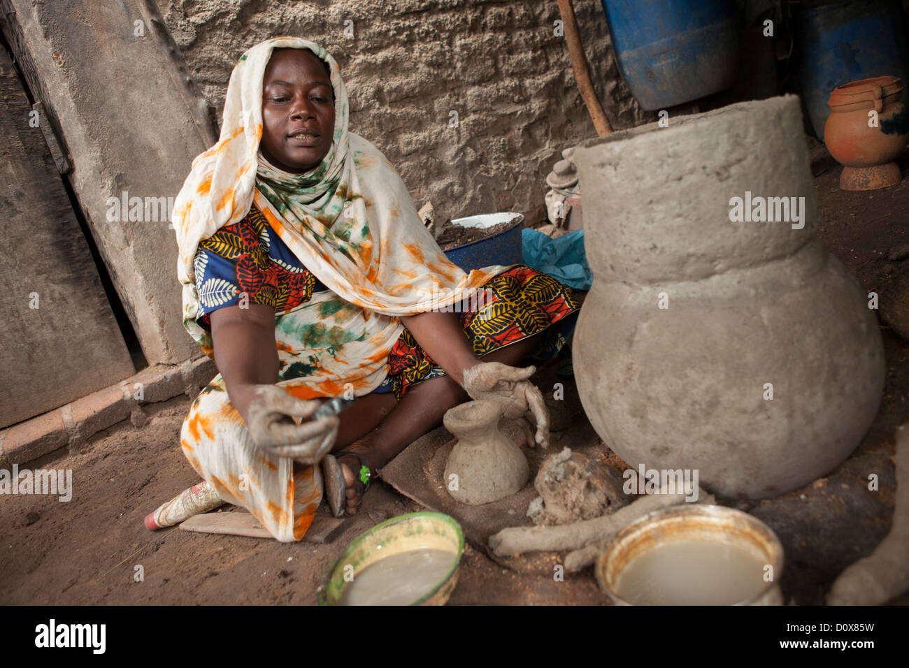 Frauen arbeiten in einer Töpferei in Doba, Tschad, Afrika kooperative. Stockfoto