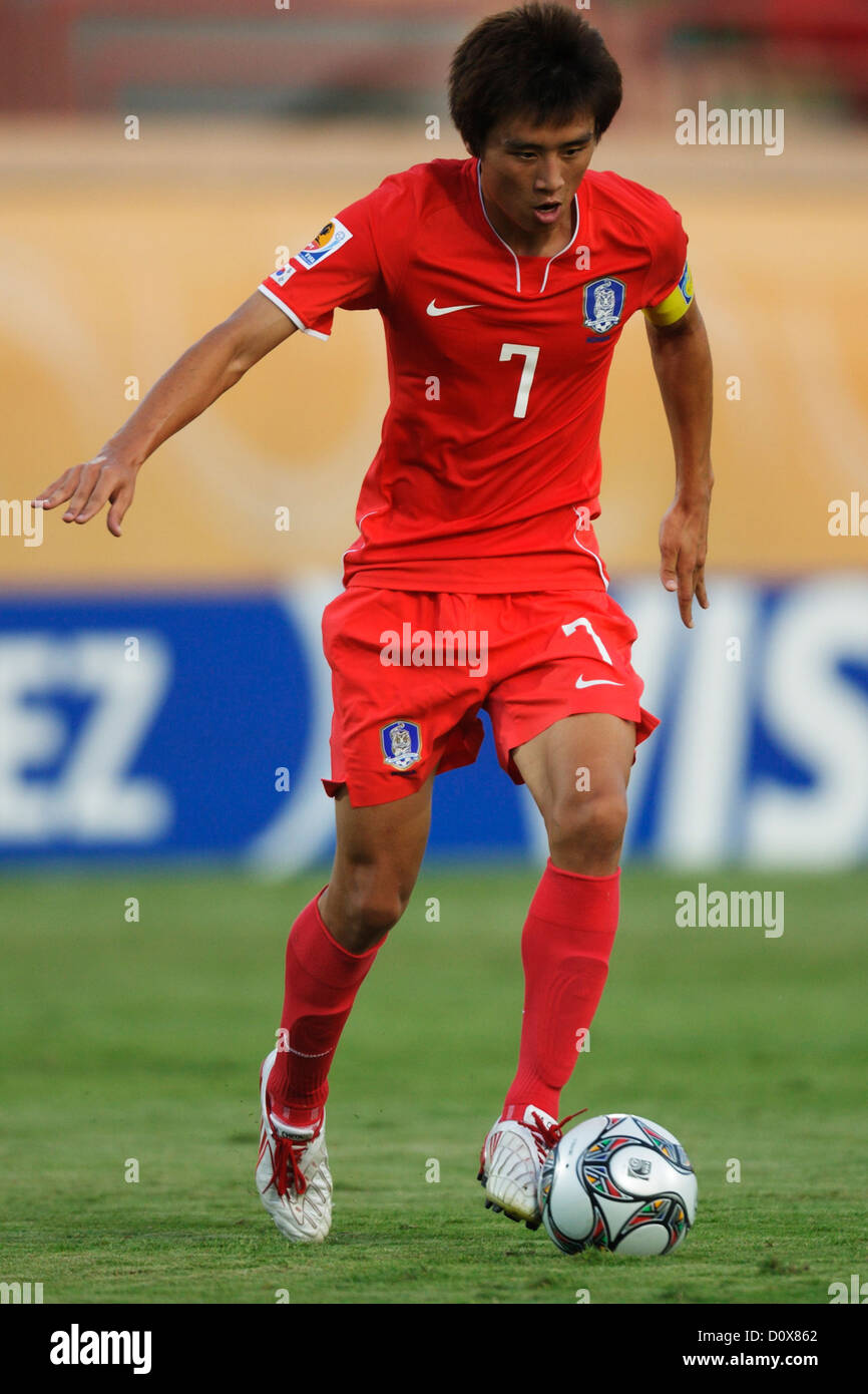 SUEZ, ÄGYPTEN - 9. OKTOBER: Südkoreanischer Teamchef Jacheol Koo beim Viertelfinalspiel der FIFA U-20-Weltmeisterschaft 2009 gegen Ghana im Mubarak-Stadion am 9. Oktober 2009 in Suez, Ägypten. Nur redaktionelle Verwendung. Kommerzielle Nutzung verboten. (Foto: Jonathan Paul Larsen / Diadem Images) Stockfoto