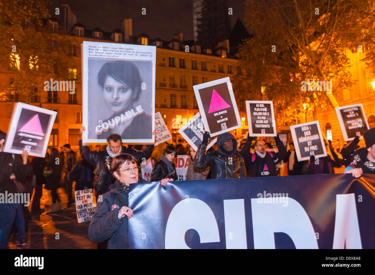 Paris, Frankreich, verdrängt AIDS-Aktivisten von Act Up Paris, bei einer öffentlichen Demonstration der Association, für den 1. Dezember, Veranstaltungen zum Welt-Aids-Tag, hält Protestschilder, Fotos von französischen politischen Führern mit dem Wort "schuldig" auf ihnen geschrieben Stockfoto