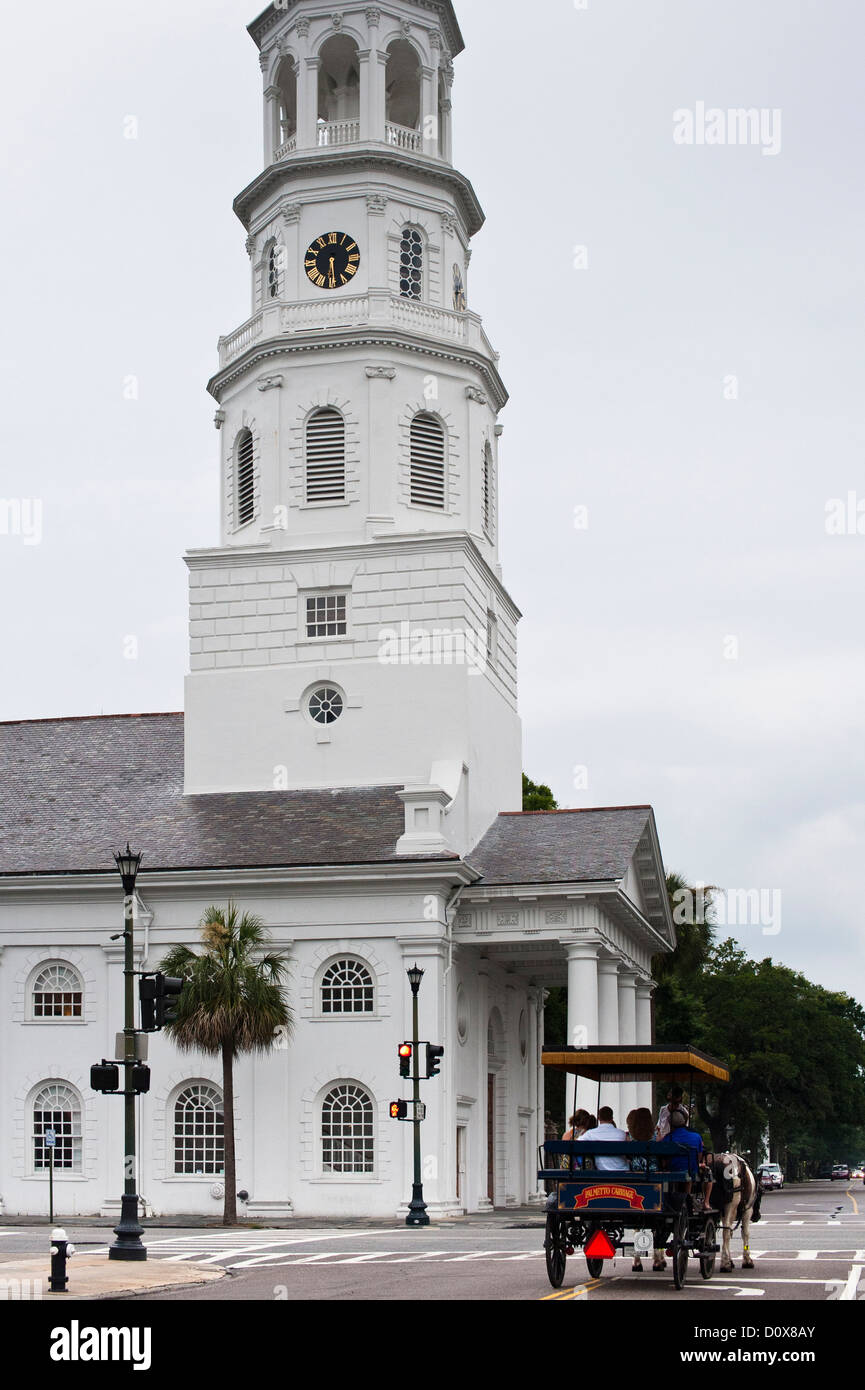 Eine Pferdekutsche führt Touristen vorbei an St. Michael Kirche in Charleston Stockfoto