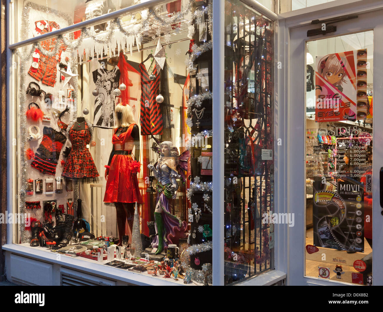 Haupteingang Tür- und Anzeige des Osiris, skurrilen Fashion und Accessoires Shop in Glasgow. Damenbekleidung, Kleider, rot, Stockfoto