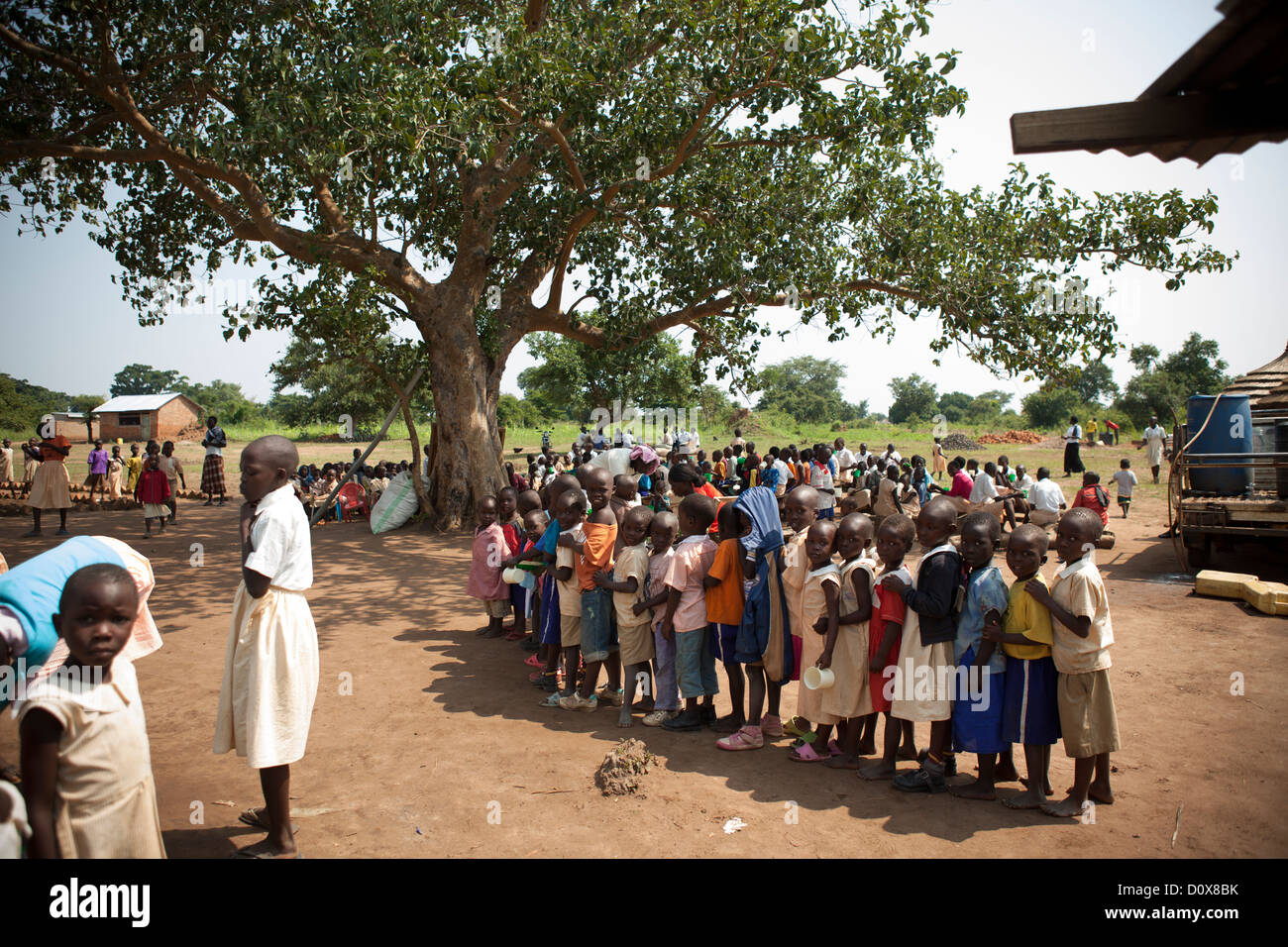 Studierende erhalten Brei in den Pausen eine Schule in Amuria, Uganda, Ostafrika. Stockfoto