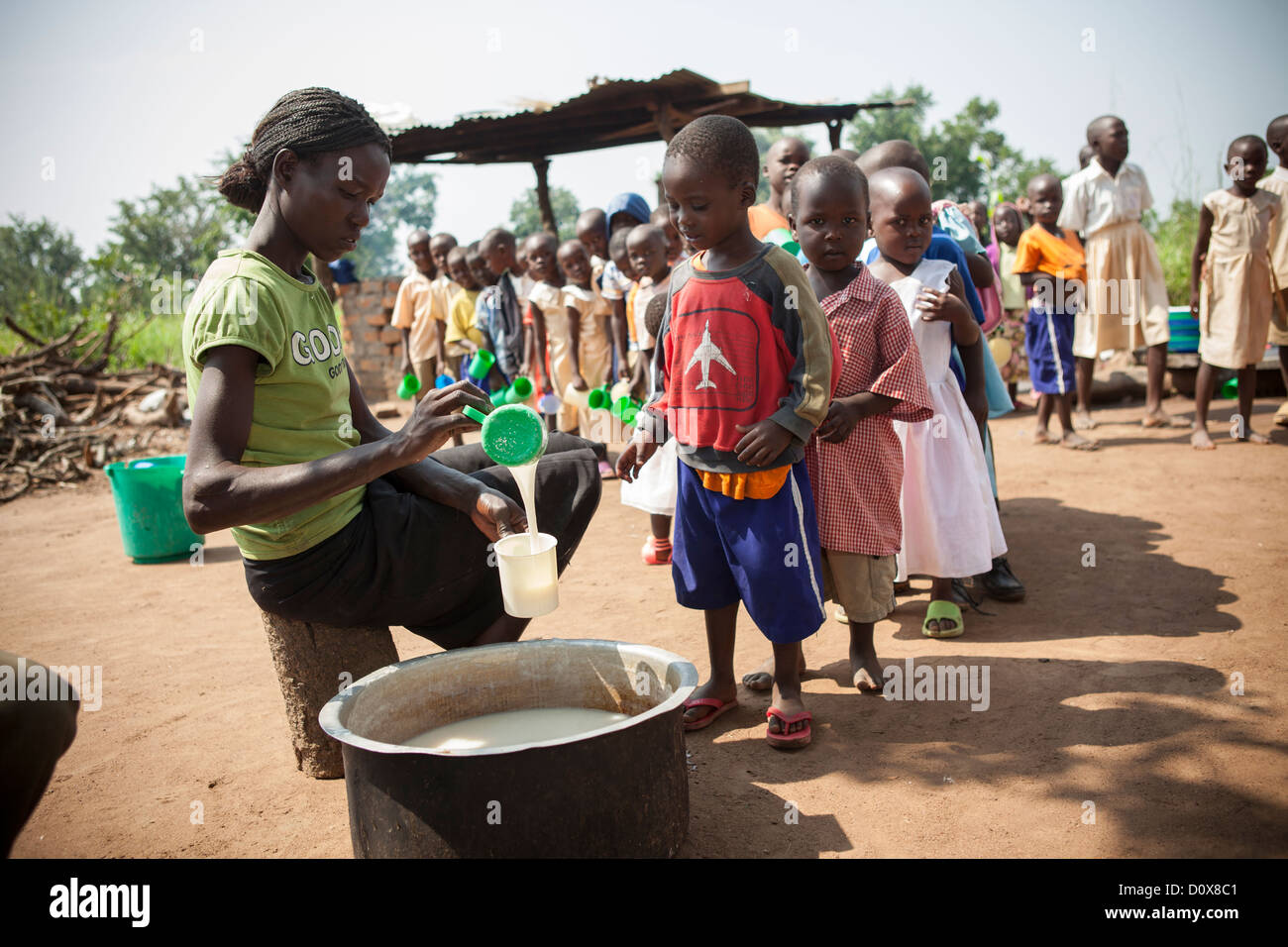 Studierende erhalten Brei in den Pausen eine Schule in Amuria, Uganda, Ostafrika. Stockfoto