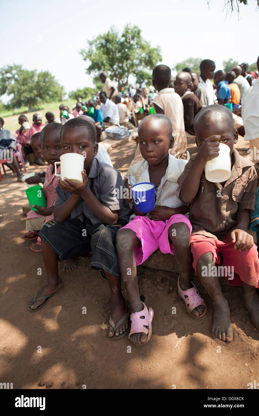 Studierende erhalten Brei in den Pausen eine Schule in Amuria, Uganda, Ostafrika. Stockfoto