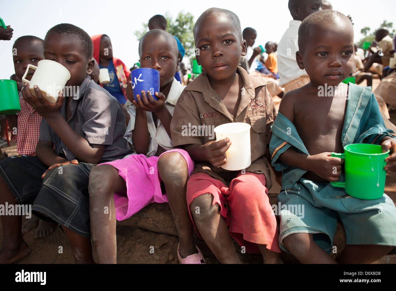 Studierende erhalten Brei in den Pausen eine Schule in Amuria, Uganda, Ostafrika. Stockfoto