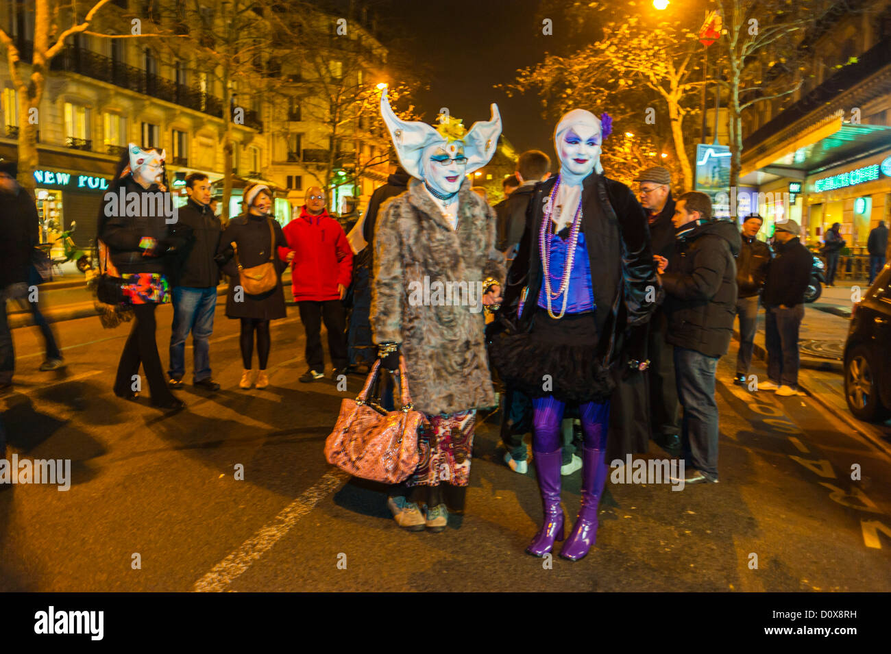 Paris, Frankreich, Crowd-AIDS-Aktivisten der "Schwestern des ewigen Ablasses", Nonnen Kostüme, bei der öffentlichen Demonstration, am 1. Dezember, "Welt-AIDS-Tag"-Veranstaltungen auf der Straße, Aktivisten-AIDS-Protest, Transvestiten Stockfoto