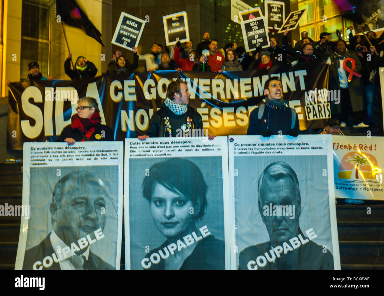 Massen Sie AIDS-Aktivisten von Act Up Paris, bei der öffentlichen Demonstration der Association, für den 1. Dezember, Veranstaltungen zum Welt-Aids-Tag, halten Sie Protestschilder, Fotos von französischen politischen Führern, auf denen „schuldig“ geschrieben wurde, handeln Sie ein Plakat auf Stockfoto