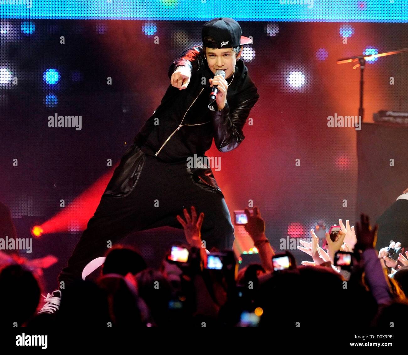 2. Dezember 2012. Toronto, Kanada. VIEL präsentiert The Big Jingle - Kanadas Urlaub Konzertveranstaltung in The Air Canada Centre. Im Bild führt Austin Mahone. Bildnachweis: n8n Foto / Alamy Live News Stockfoto