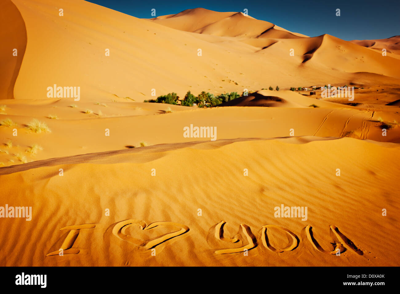 Worte "Ich liebe dich" geschrieben in den Sanddünen Stockfoto