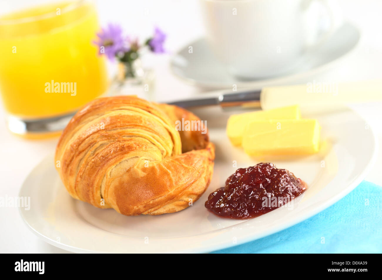 Kontinentales Frühstück mit Croissant, Erdbeermarmelade, Butter, Orangensaft und Kaffee (selektiven Fokus, Fokus auf die Marmelade) Stockfoto