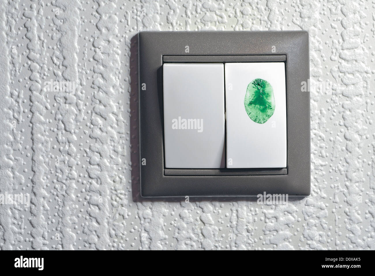 zwei Schlüssel Lichtschalter, man ist berührt von Grünfärbung Fingerspitze "grüne" Ökostrom wechseln Stockfoto