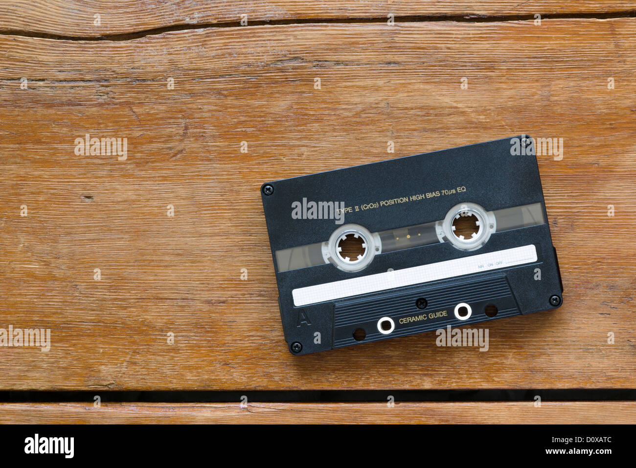 Vintage High-End Audio-Kassette auf rissige Holztisch Stockfoto