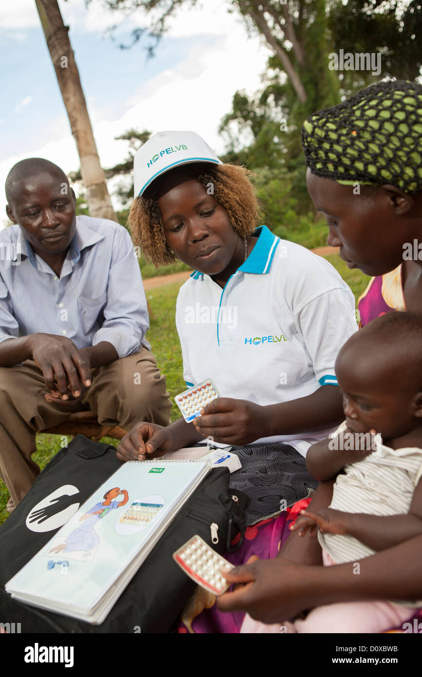Eine Gemeinde-Gesundheit-Arbeiter diskutiert Familienplanung und Empfängnisverhütung mit einer Familie auf der Insel Bussi, Uganda, Ostafrika. Stockfoto