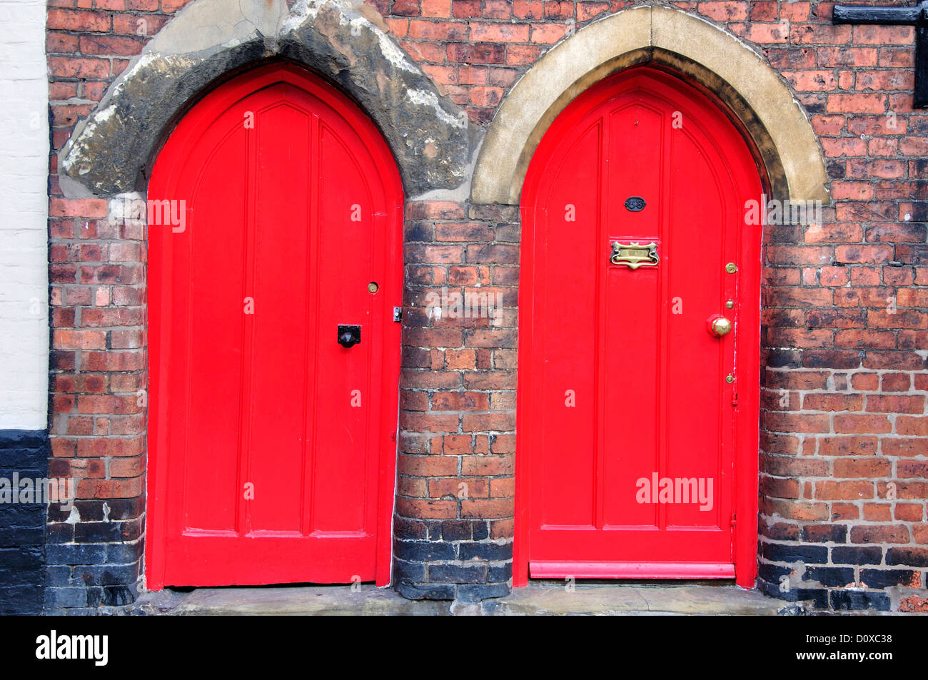 Zwei rote Bogentüren UK Stockfoto