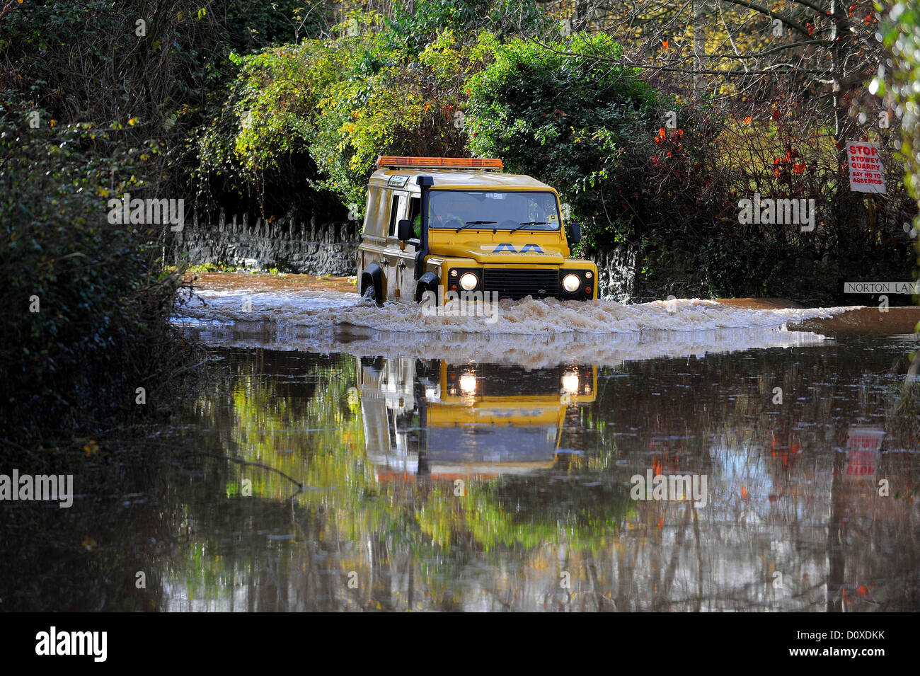 Ein AA Land Rover fährt entlang einer überfluteten Straße in der Nähe von Dorf von Chew Magna in Somerset. Stockfoto