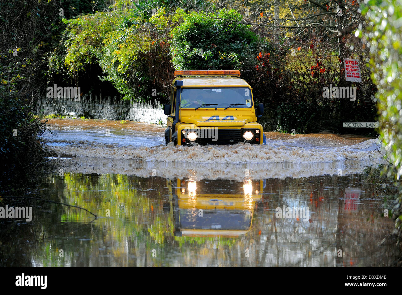 Ein AA Land Rover fährt entlang einer überfluteten Straße in der Nähe von Dorf von Chew Magna in Somerset. Stockfoto