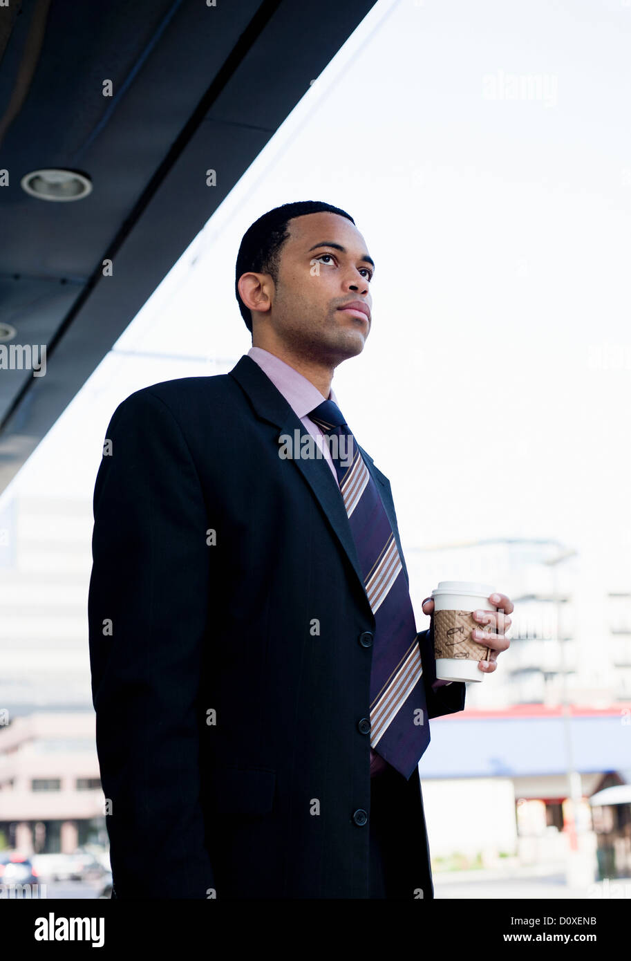 Geschäftsmann am Bahnhof warten Stockfoto