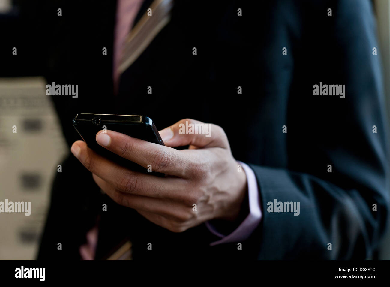 Geschäftsmann mit smartphone Stockfoto